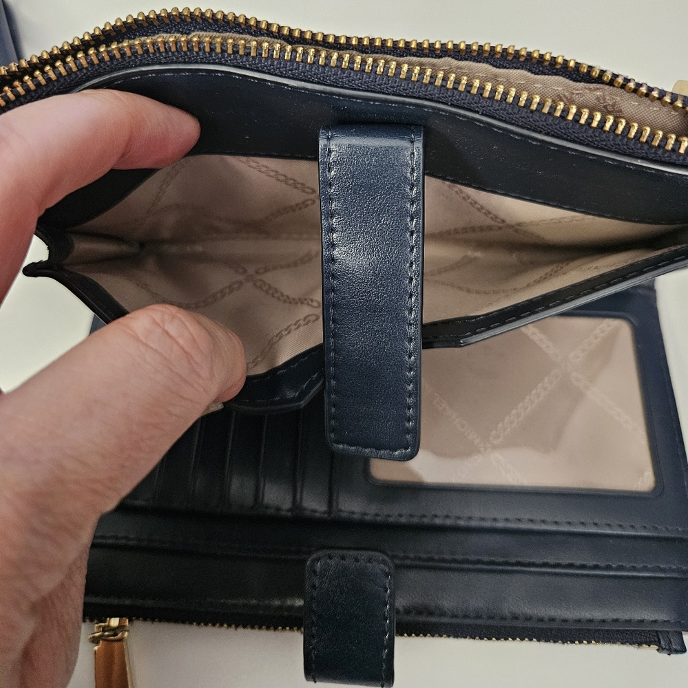 Michael Kors Large Ombré Wristlet - Picture 12 of 16